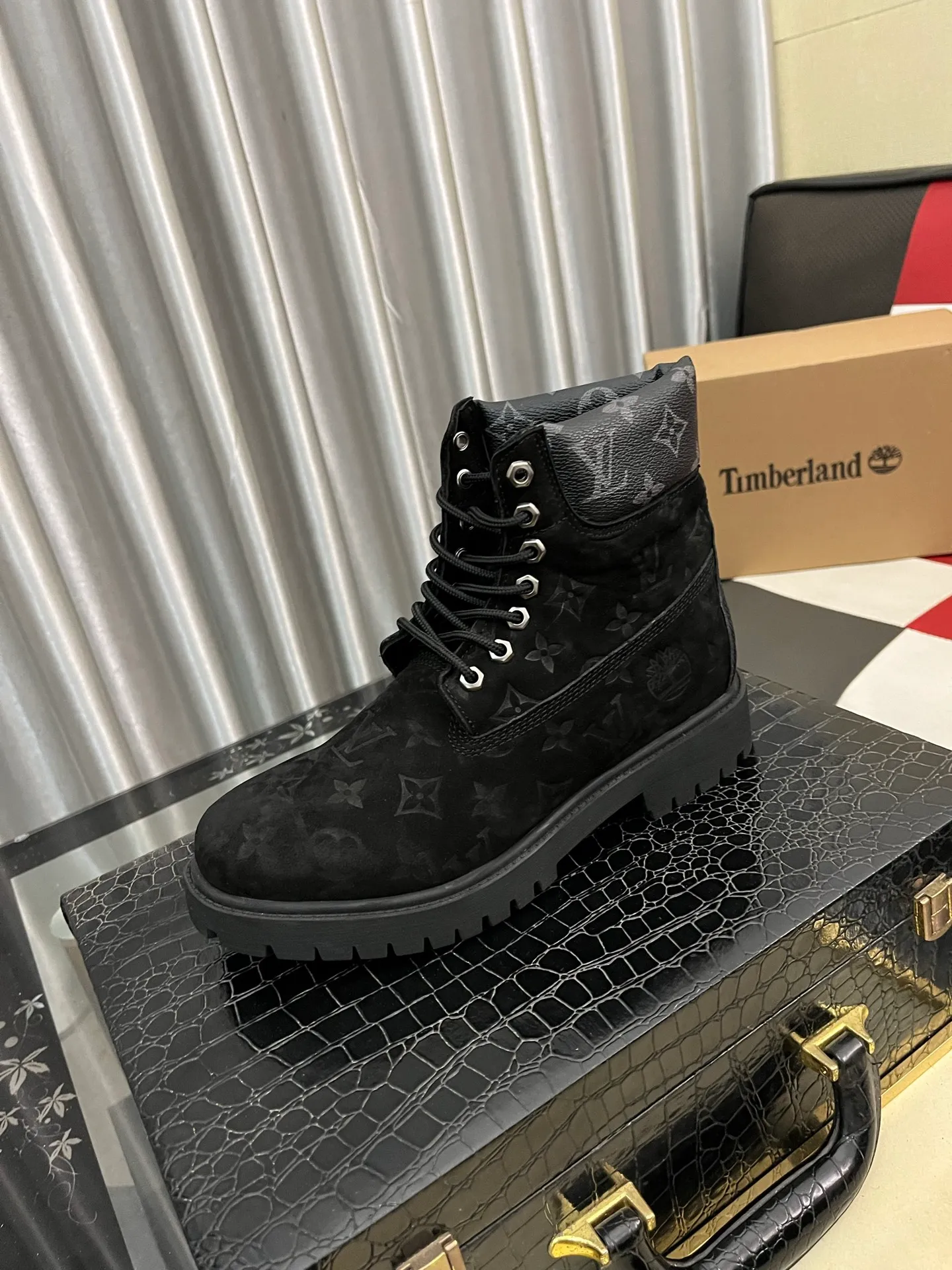 Ex-factory price: 458⌚️⌚️LV x Timberland Timberland joint model Presbyopia Embossed Rhubarb Boots Ankle Boots Short Boots LV x Timberland ankle boots are made of Monogram embossed waterproof nubuck cow leather, relying on the brand's exquisite craftsmanship to carefully reshape the classic Timberland 6-inch boot shape in Italy, with an eye-catching American workwear style. Created by Pharrell Williams 2025 autumn and winter menswear show. Monogram embossed tongue, original Timberland laces and outsole are exquisite details, and the leather label expresses the cooperation logo. Exquisite packaging at the delivery counter🛍📦 ▪️Material: Original customized imported first-layer cowhide ▪️Inner lining: Original customized leather lining/mesh lining ▪️Outsole: Original molded rubber material ▪️Sole thickness: 3.5CM ▪️Size: 38-44